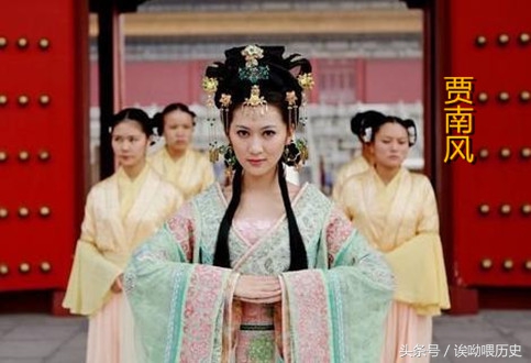 此人虽为“白痴”皇帝，却有两位聪颖皇后！