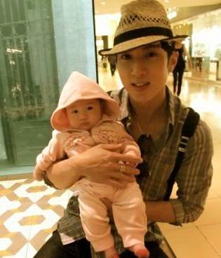 嗯哼小时候陈小春儿子,嗯哼的小时候的照片大全