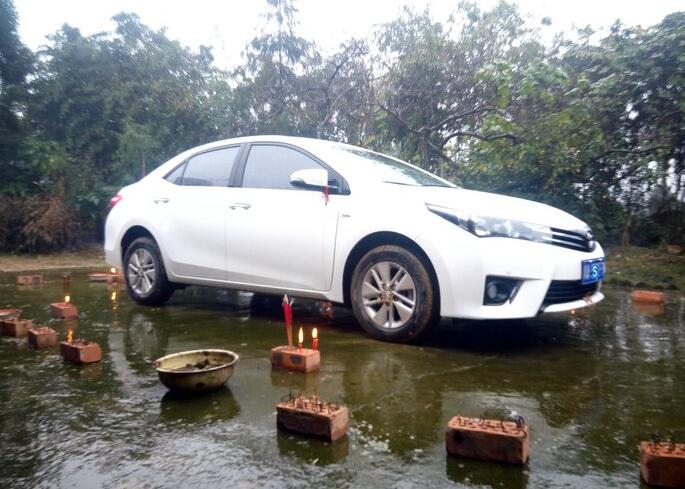 小伙提车回家,小伙提车回家过年