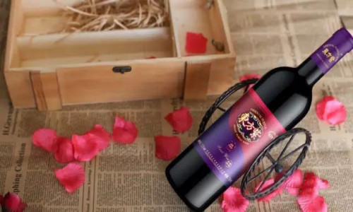 「东方紫」紫酒高贵，自然需要一个漂亮的酒杯！