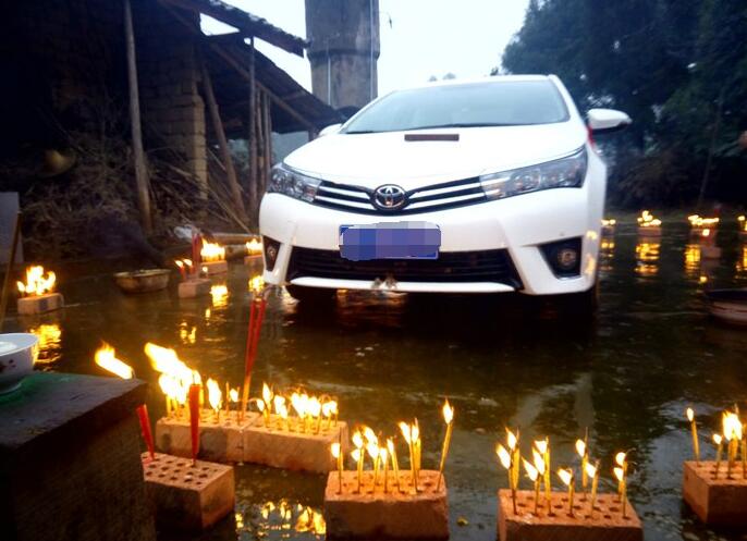 小伙提新车回乡村，祭车全进程，憨厚的一家人让人仰慕！