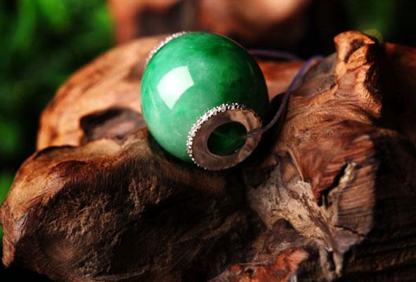 据说这种翡翠，生意人见一个爱一个！外形就像“啤酒桶”！