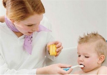 小孩起床老是打喷嚏流鼻涕,小孩鼻炎老是流鼻涕怎么办