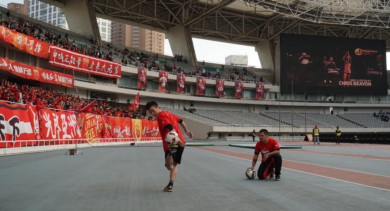 花式足球表演第一,ac米兰vs马竞中场秀花式起球