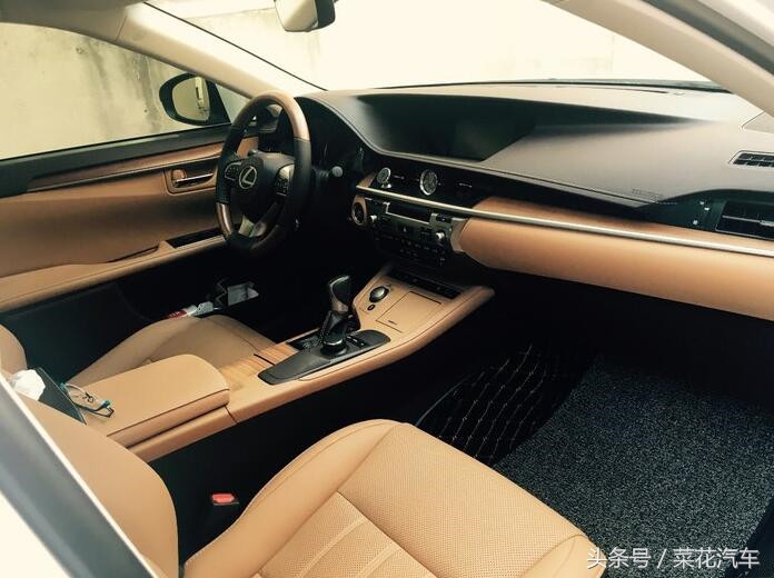 33万提雷克萨斯ES座椅让人无法自拔朋友看了内饰说后悔买了皇冠