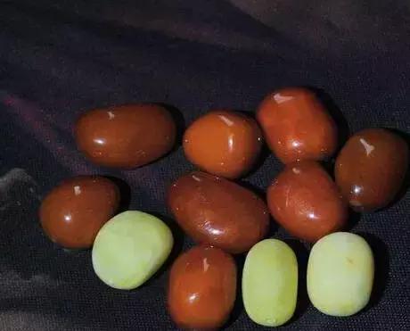 藏区老蜜蜡极品鸡油黄,鸡油老蜜蜡用紫光灯打是什么颜色