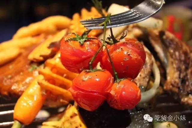 纸牌屋里的烤肋排来南京了！但要坐在公路上吃你敢不敢？！