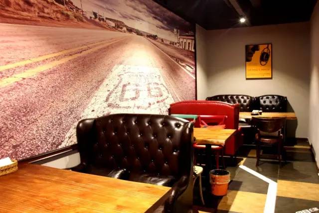 纸牌屋里的烤肋排来南京了！但要坐在公路上吃你敢不敢？！