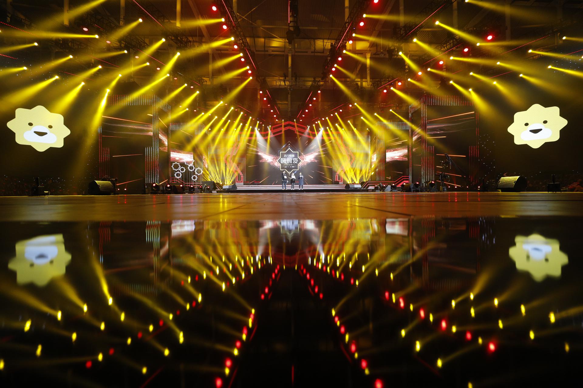 油腻大叔款球童来袭！苏宁双十一传奇足球夜情怀上演！