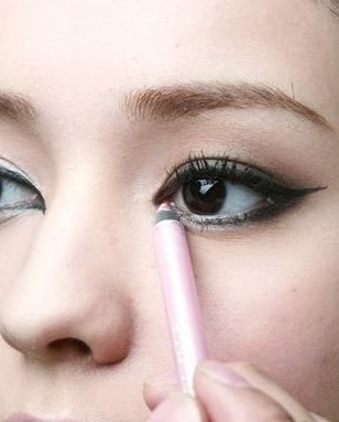 眼部化妆的正确步骤初学者单眼皮,眼部化妆的正确步骤初学者