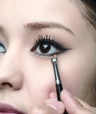 眼部化妆的正确步骤初学者单眼皮,眼部化妆的正确步骤初学者