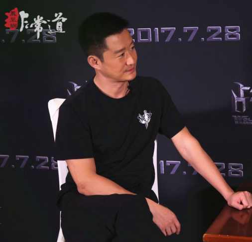 吴京拄拐杖是怎么回事,吴京讲述双拐的原因