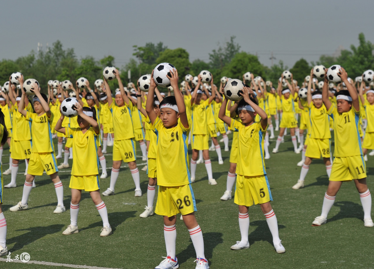 中国足球总成笑柄中超盛典给自己发奖185政策愁坏“梅西”