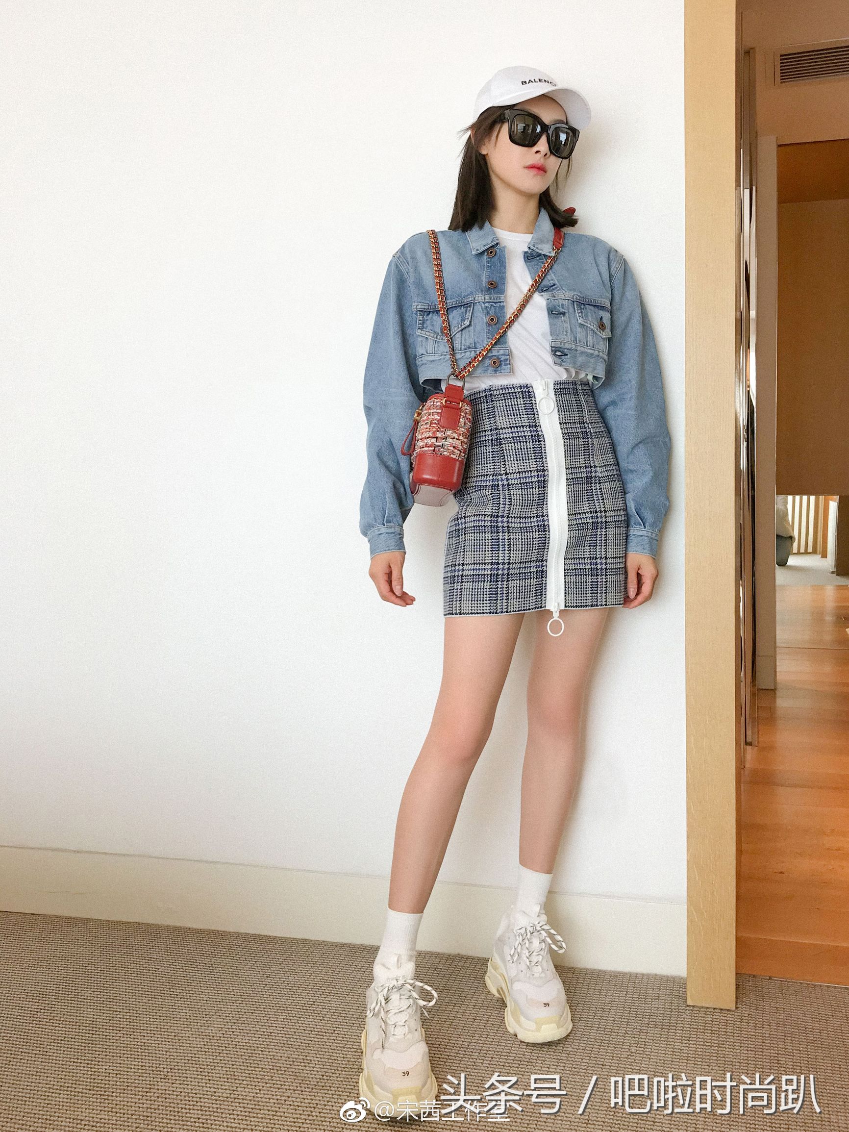 赵丽颖机场同款白色运动鞋,赵丽颖穿高帮鞋子