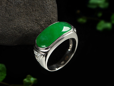 影视界貌不出众的“肥姐”！千万翡翠从不离身！