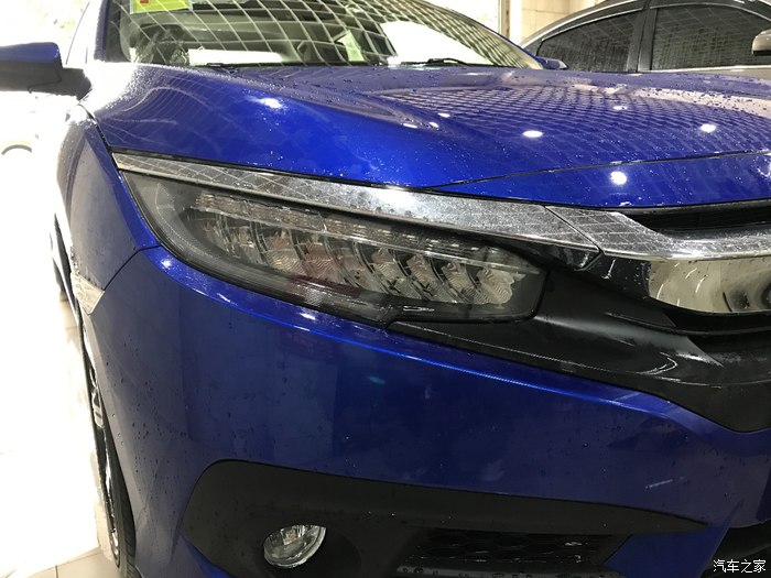 十代思域炫动蓝白色轮毂改装,思域十代炫动蓝内饰