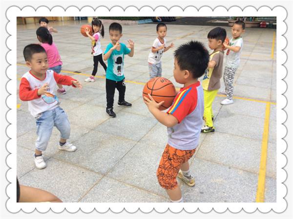 幼儿园小班小球创意游戏,幼儿园皮球的玩法