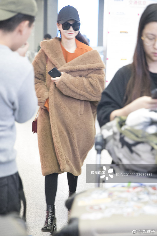 戚薇最新穿白色大衣的机场视频,戚薇驼色泰迪大衣