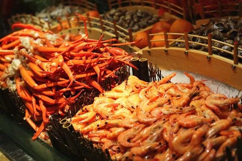 好吃的美食推荐三文鱼,红魔虾甜虾三文鱼刺身自助济南