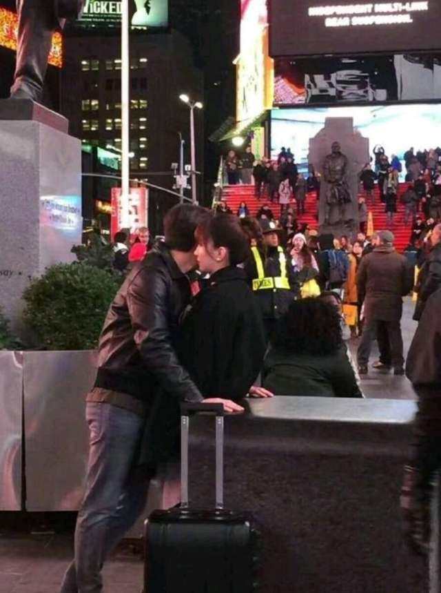 李易峰穿皮衣骑摩托车，现身纽约街头撩妹，粉丝直呼受到了暴击