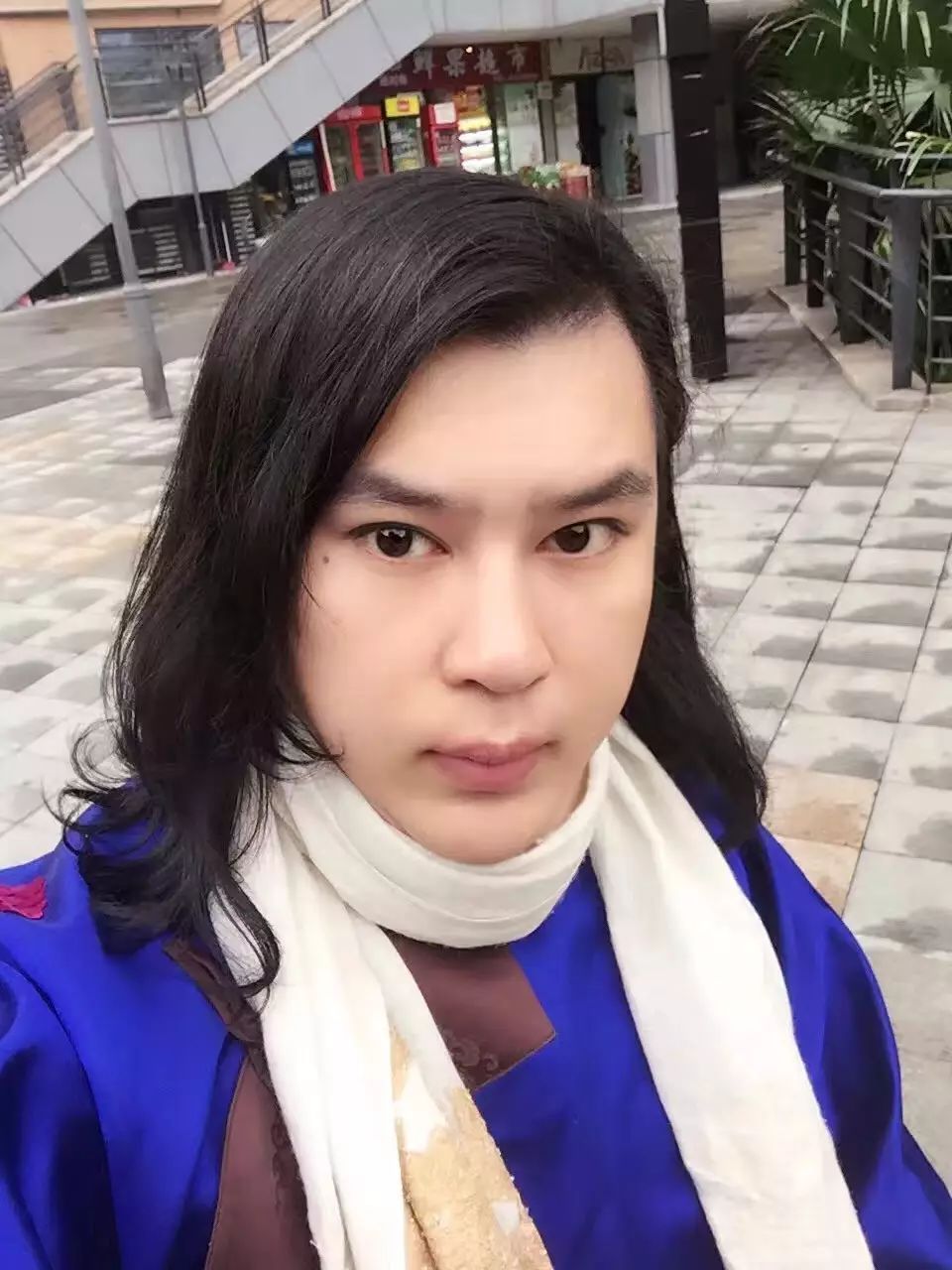 高薪的纪梵希offer和不赚钱的复古首饰，他选择了后者