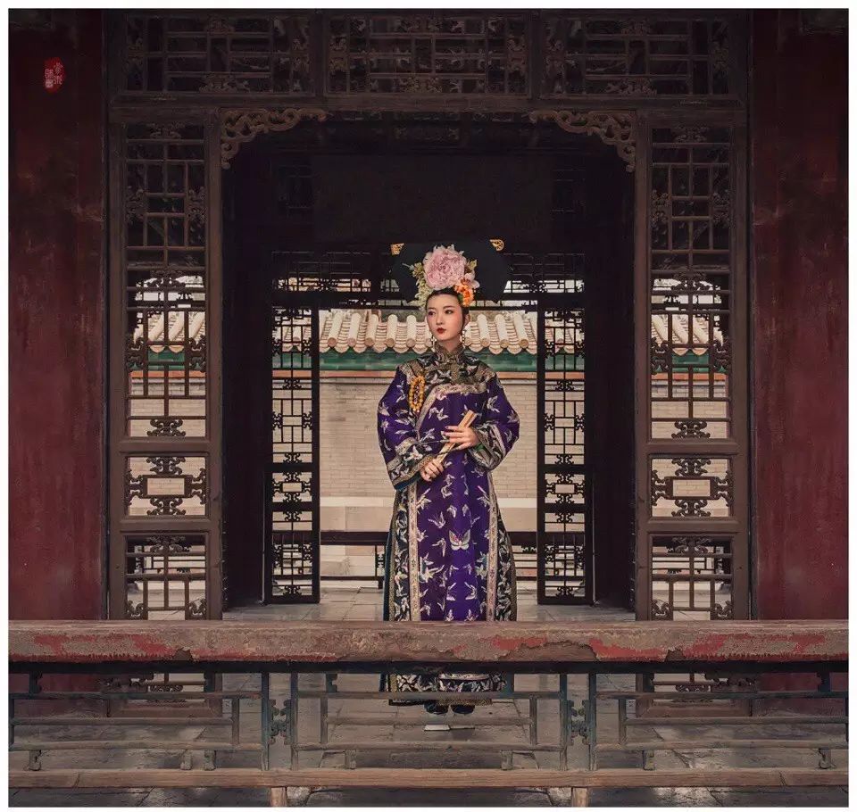 高薪的纪梵希offer和不赚钱的复古首饰，他选择了后者