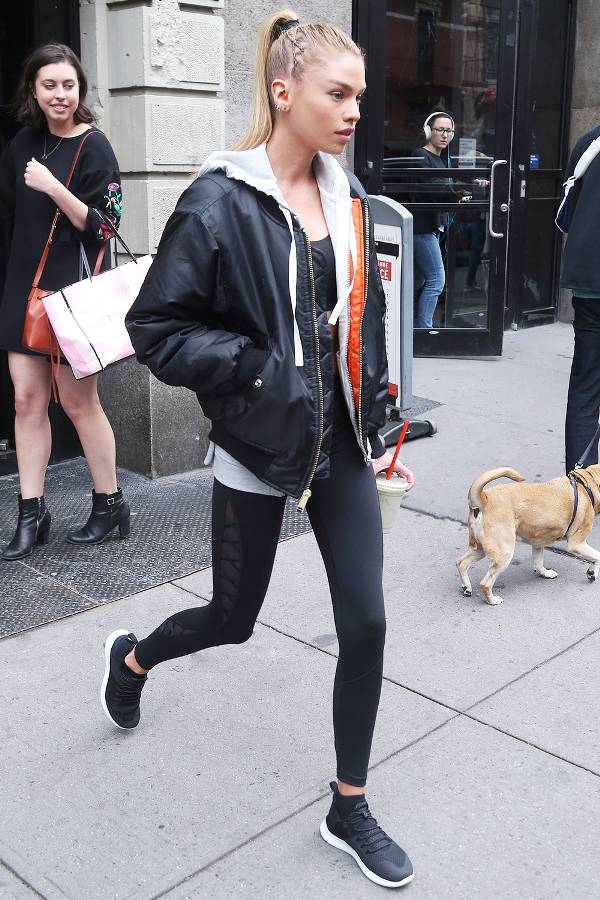 穿瑜伽服上街的照片,穿着瑜伽裤走在大街上什么心理