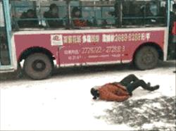 下雪天路面湿滑该怎么开车,大雪路上如何驾驶