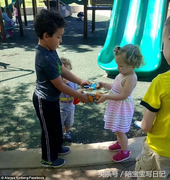 怎么面对自己的小孩子东西被抢,孩子东西被抢了妈妈怎么处理好