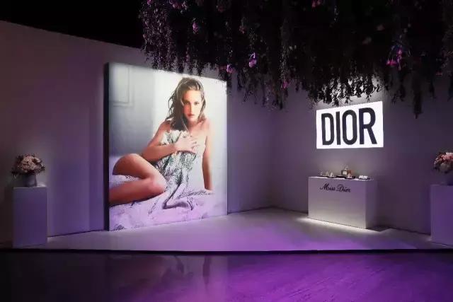 全新的MissDior吸引王珞丹何穗是因为……