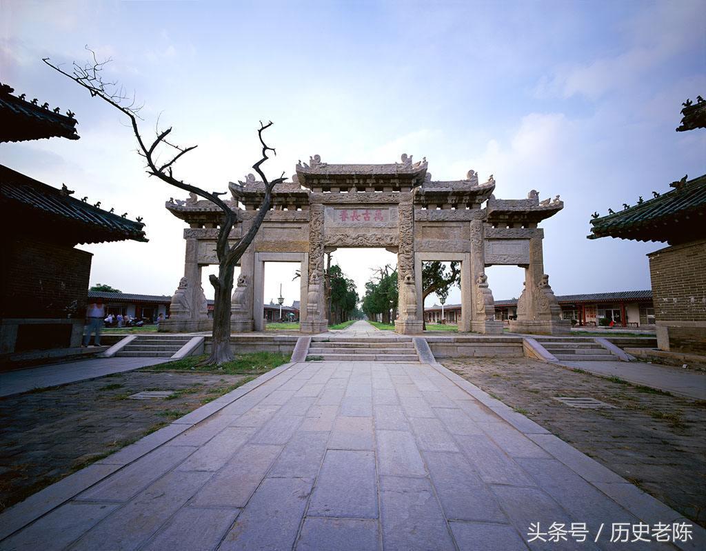 这个家族的墓地有3000亩，铁路修建也不能占用通过，只得绕弯