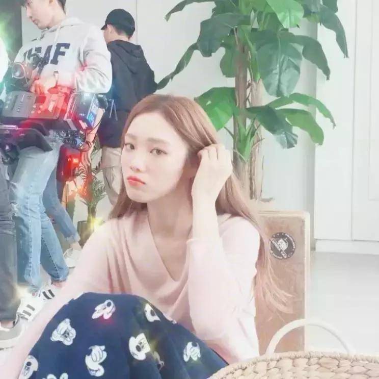 韩国明星穿大衣男,韩国明星都穿什么羽绒服