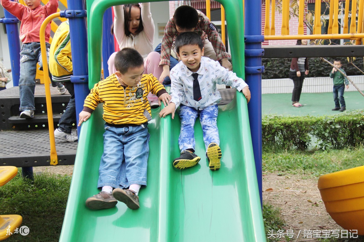 怎么面对自己的小孩子东西被抢,孩子东西被抢了妈妈怎么处理好