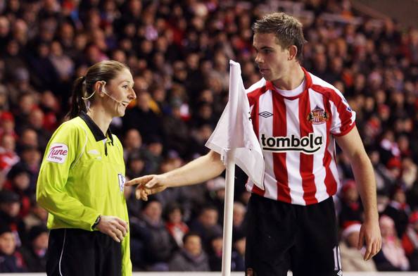 足球场上的美女裁判视频,足球赛场上的美女