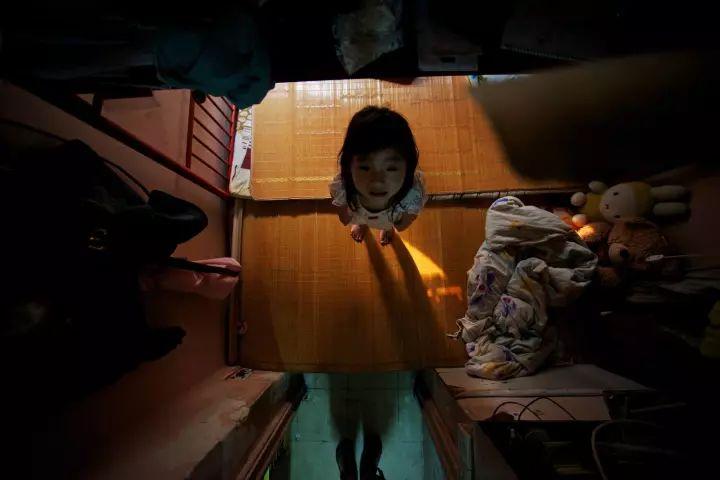 香港棺材房子的真实生活,香港的棺材房是怎么样的