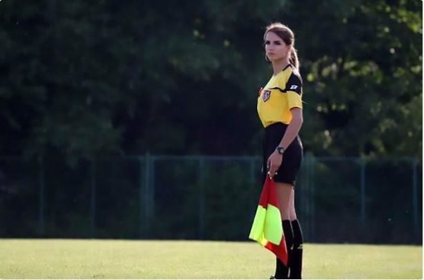 足球场上的美女裁判视频,足球赛场上的美女