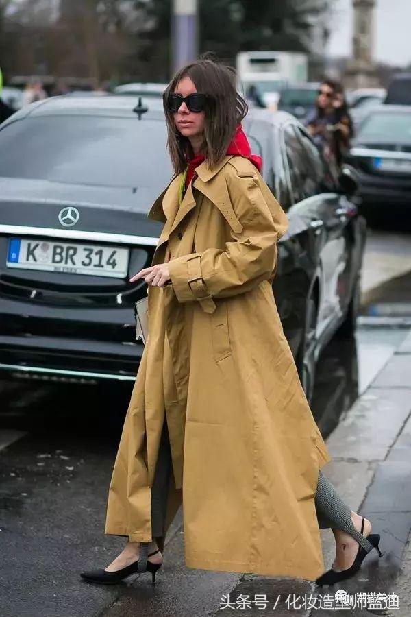 卡其色风衣怎么搭配裤子和鞋子,深蓝色风衣怎么搭配裤子鞋子