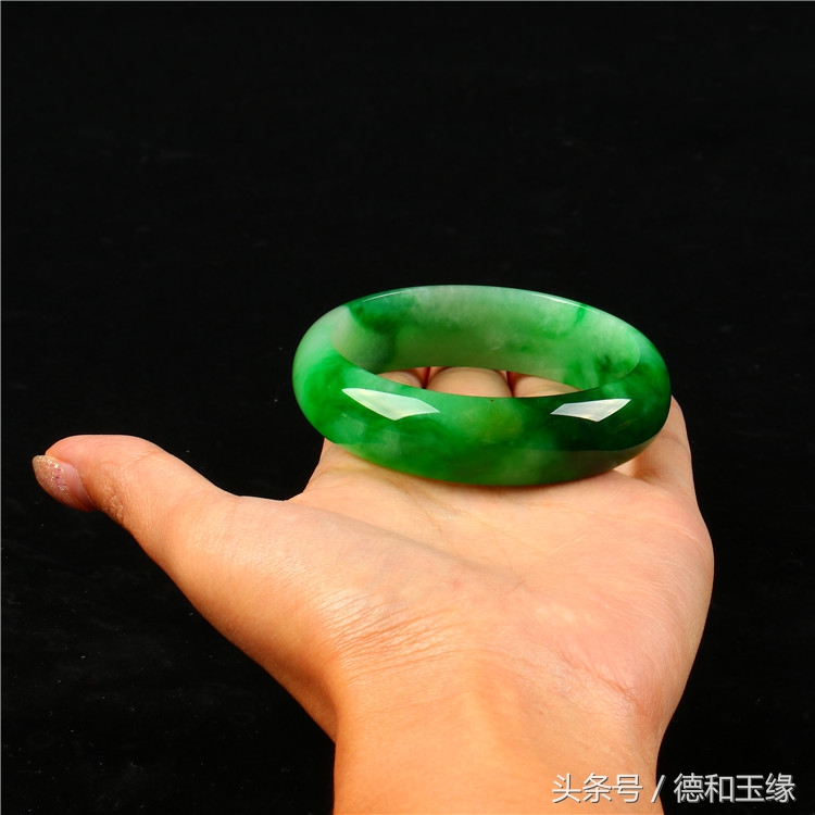 那晚我拿出了这两款翡翠手镯，她对我的态度突然转变了！