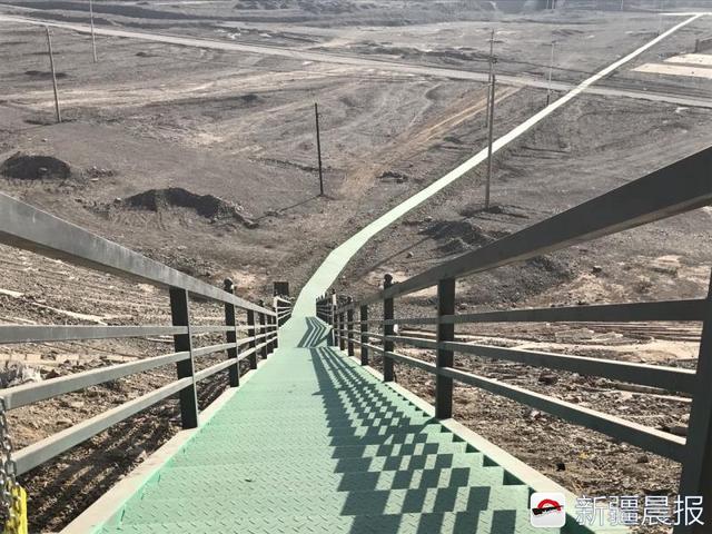 晨看*疆新**｜小伙踩警车晒照被拘；这个官员受贿2千余万获刑12年