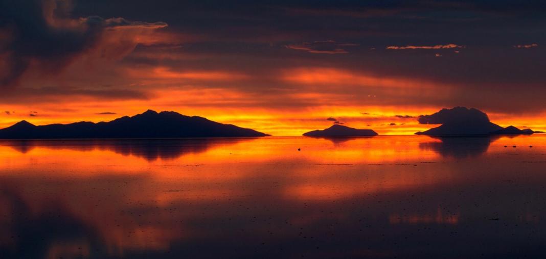 乌尤尼盐沼天空之镜在哪个城市,乌尤尼盐沼天空之镜夜晚