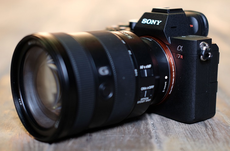 Samsung讽刺苹iPhoneX“M字额”，如今轮到Moto来踢馆