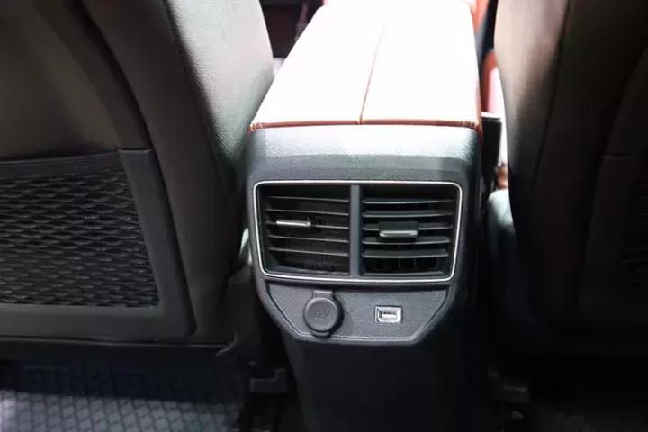 车尾挂着4个8,方向盘跟赛车一样,15万起搞得大众很羞涩!