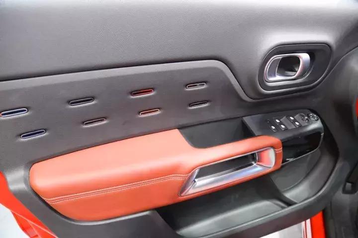 车尾挂着4个8,方向盘跟赛车一样,15万起搞得大众很羞涩!