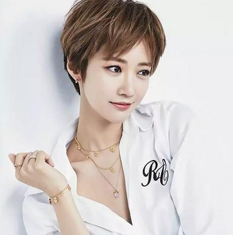 适合40-50岁圆脸中长发发型,适合圆脸微胖女生发型中长卷发