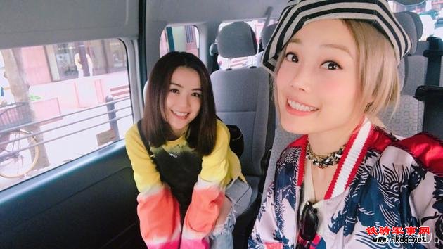 容祖儿与妈妈齐出席英皇护狗活动，同杨受成夫妇言谈甚欢