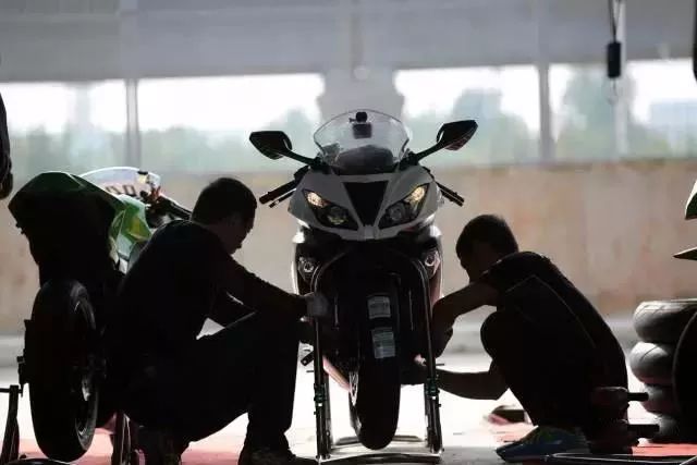 摩托车轮胎的太重要:倍耐力、CST、象牌街道级轮胎大对比