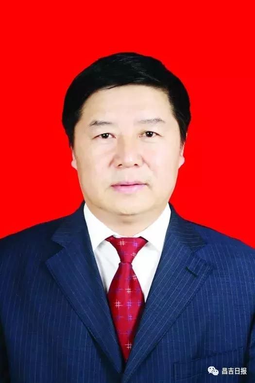 晨看*疆新**｜小伙踩警车晒照被拘；这个官员受贿2千余万获刑12年