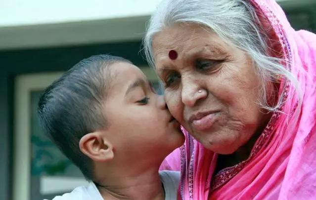 为保护孩子惨遭欺负,为了孩子甘愿被人欺负