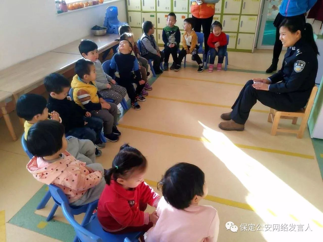 温暖：这名警花在幼儿园待了一下午，原来是为了这件事……