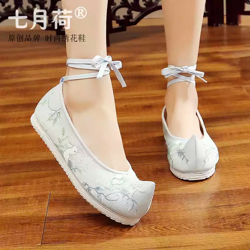 你还在愁冬天穿漢服没有鞋子配吗？（非广告）